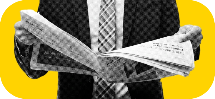 Imagem de um homem segurando um jornal